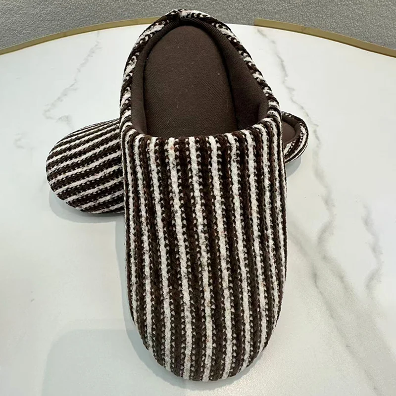 ເກີບແຕະຜ້າຝ້າຍທີ່ງຽບຢູ່ບ້ານ